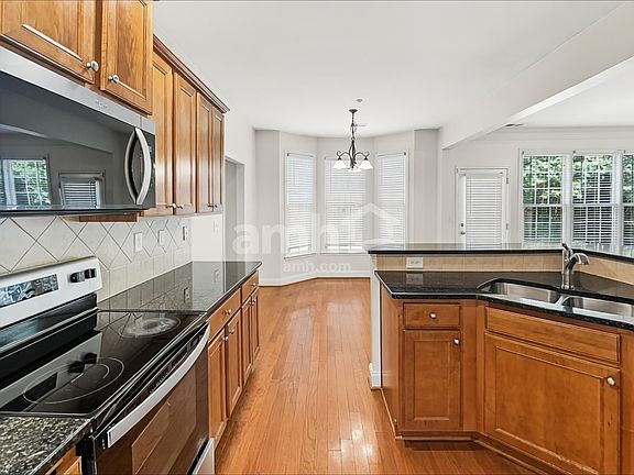 3rd image of 710 Pear Grove Pl