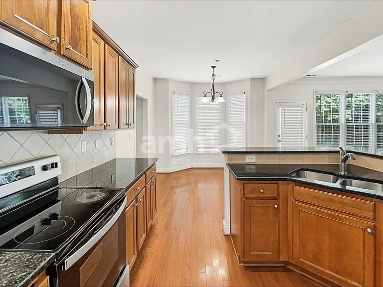 710 Pear Grove Pl — Photo 3