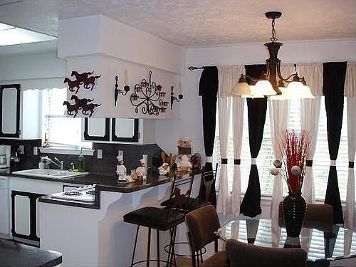 MORE OF THE KITCHEN!