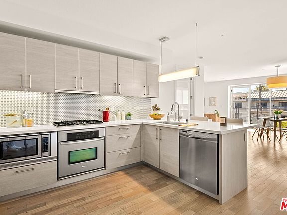 4th image of 12837 Moorpark St Unit 302