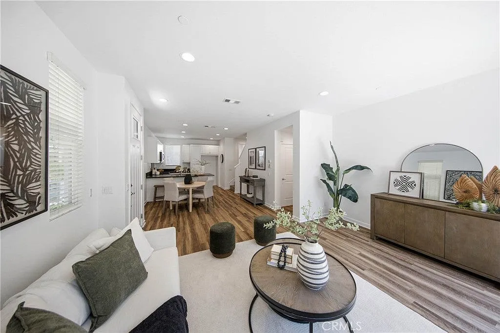 4 bed, 2.5 bath, 1762 sqft, $4,250 — Photo 3
