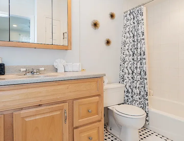 2544 N Burling St #1R — Photo 9