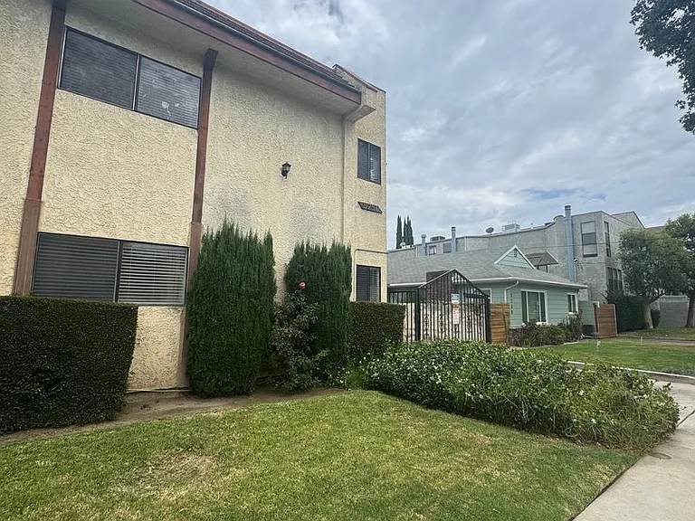 5250 Bellingham Ave — Photo 14