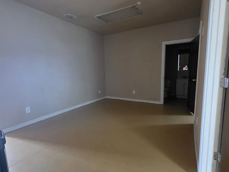 102 E Baylor #B — Photo 7