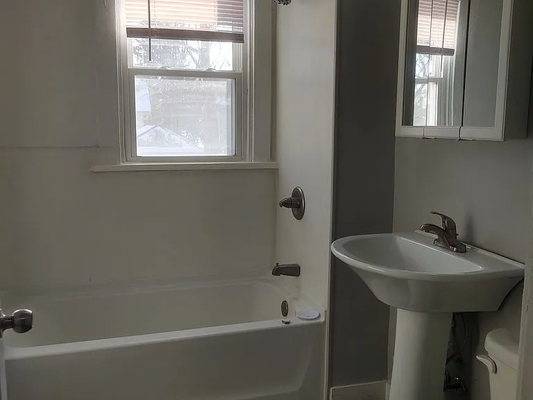 201 & 203 E Locust St — Photo 11