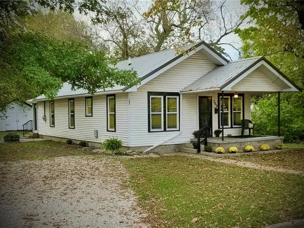 705 N Clay St, Nevada, MO 64772