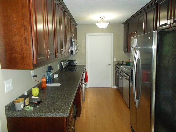 4th image of 2496 Bell St