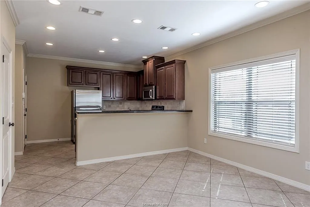 5 bed, 4.5 bath, 2275 sqft, $3,795 — Photo 3