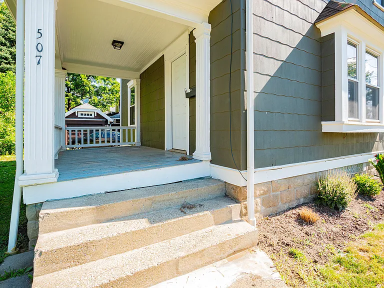 507 Grant Ave — Photo 2