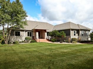 S23W33412 Sutton Ridge Ct, Dousman, WI 53118