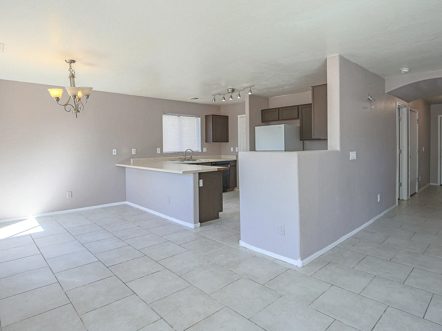 4 bed, 2221 sqft, $2,250 — Photo 3