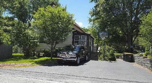 2nd image of 33 Pearl St