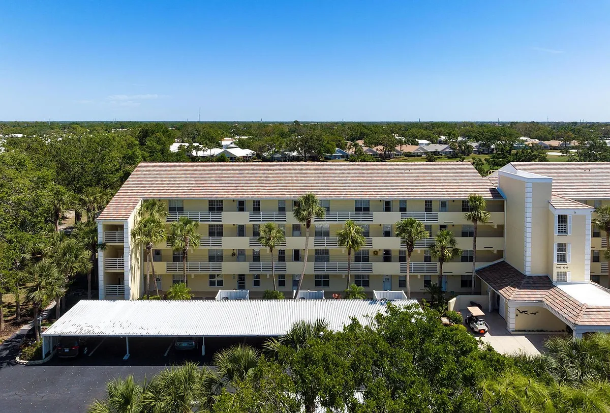 Photo 2 of 40 - 1015 Wexford Blvd - Venice, FL Building Photo - 1015 Wexford Blvd