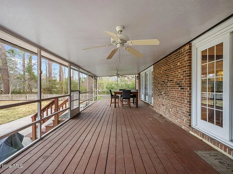 327 Plantation Dr — Photo 4