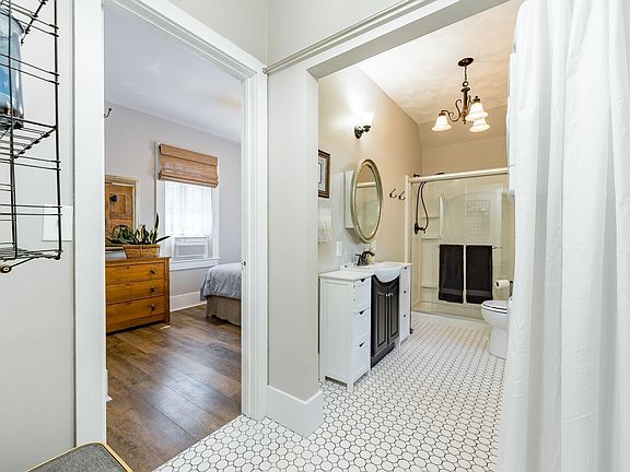 3rd image of 815 Fuller St