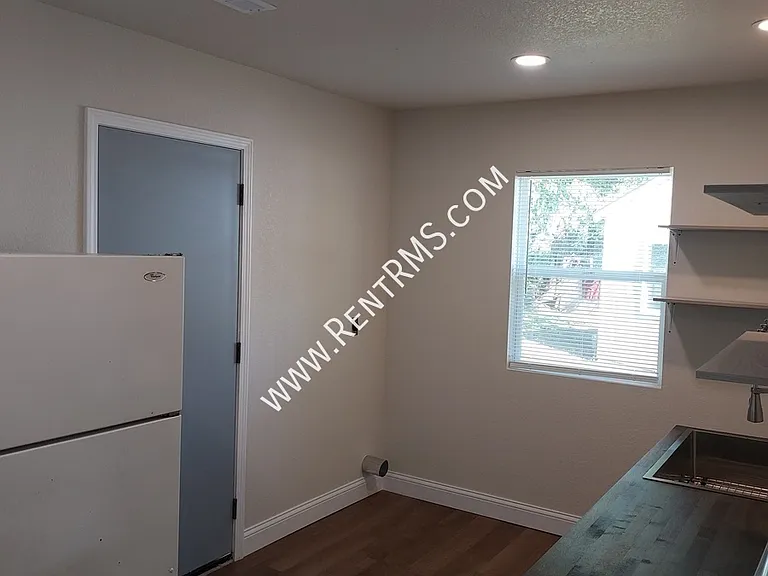 904 SW 33rd St — Photo 6