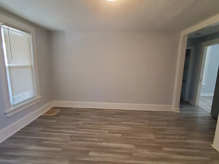 2204 Saint Clair St — Photo 5