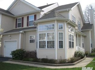 28 Cranberry Cir, Medford, NY 11763