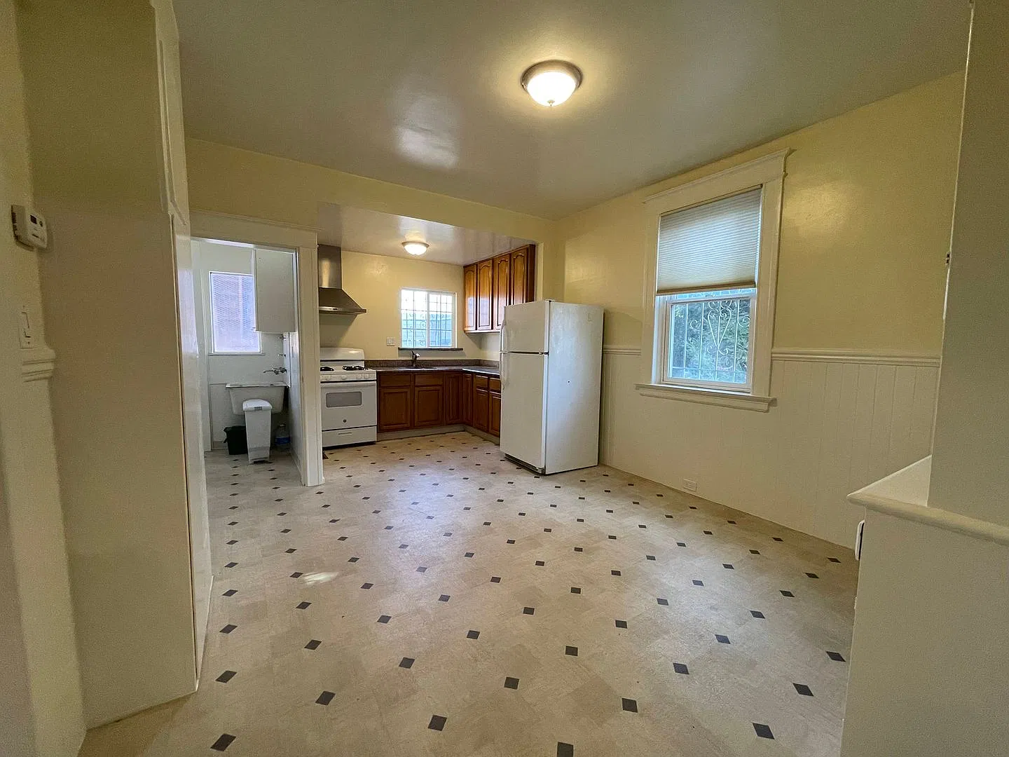 Charming 2-Bedroom Ground-Floor Duplex with Private Garage & Backyard San Francisco — Photo 4