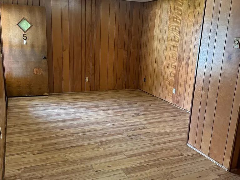 1009 W Broadway St — Photo 1