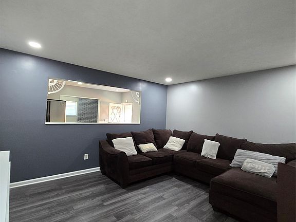 4th image of 8465 Helen St