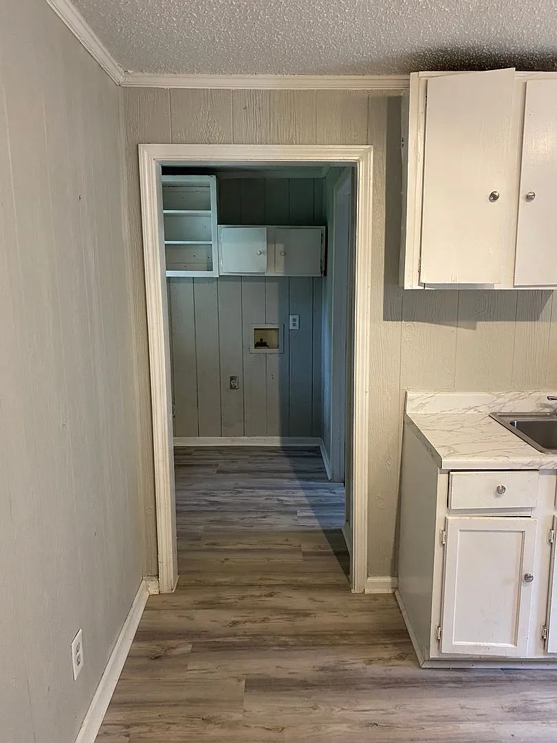 2 Bedroom 1 bath Large backyard as is immediate move in — Photo 3
