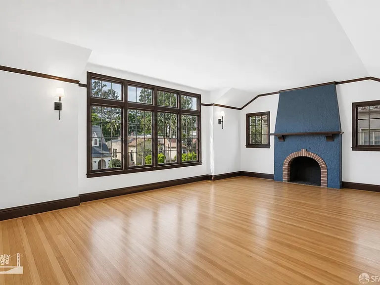 2900 Sheffield Ave — Photo 2