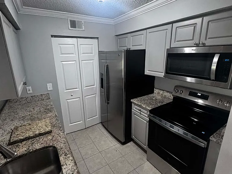 1226 Bermuda Lakes Ln — Photo 2