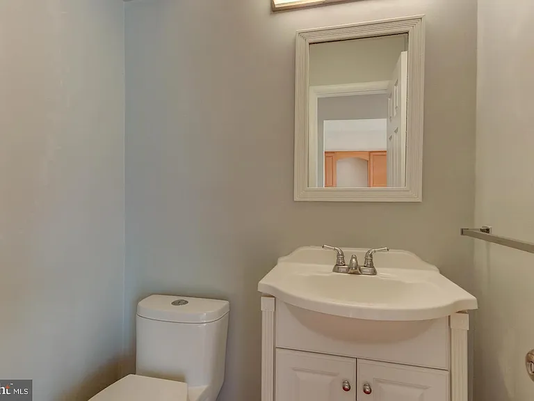 107 Montrose Ave — Photo 12