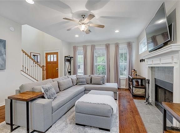 3rd image of 805 Silcantu Dr