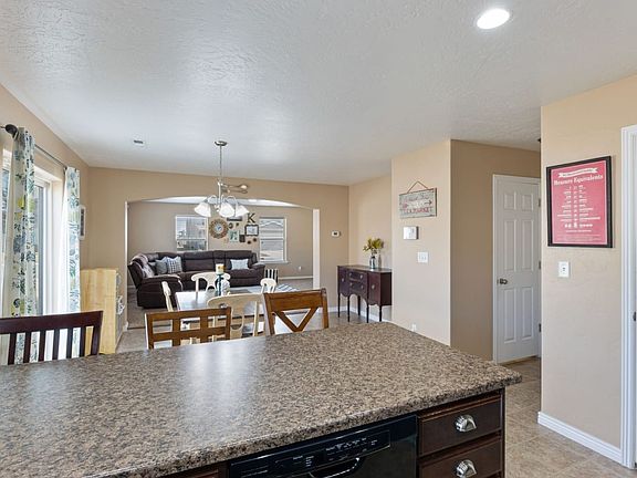 5th image of 831 E Sandhill Ct