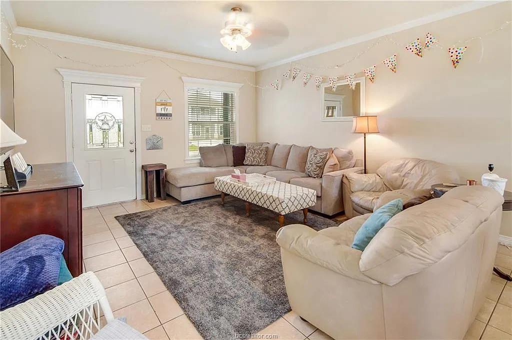 4 bed, 2.5 bath, 1637 sqft, $2,400 — Photo 4