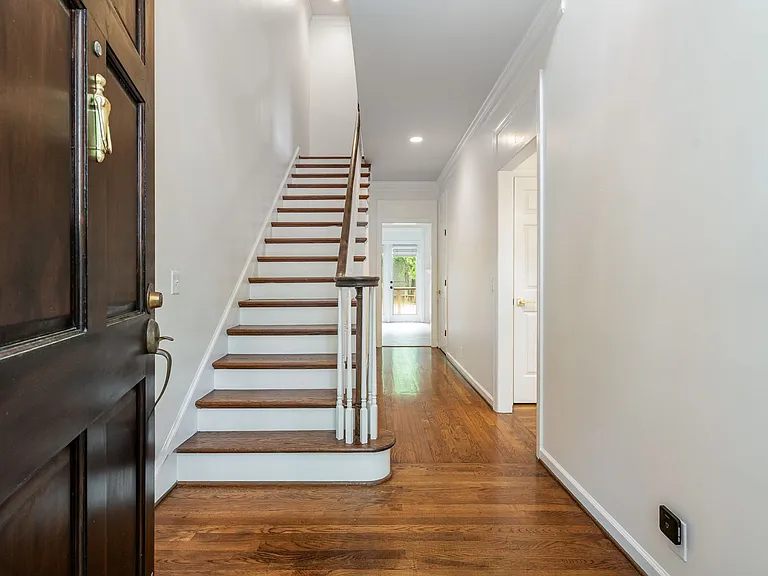 225 Woodmont Cir — Photo 3