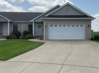 95 Crimson Ct #B, Highland, IL 62249
