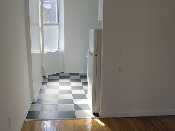 2nd image of 315 E 9th St APT 5RE