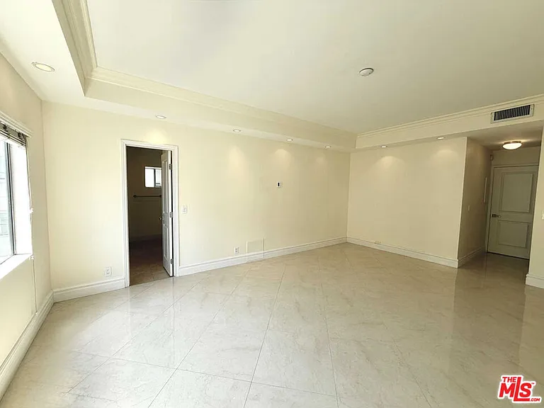 121 S Palm Dr #404A — Photo 35