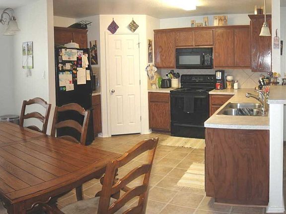 3rd image of 1121 Dixon Cir