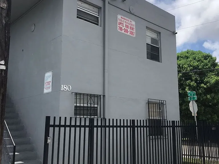 180 NW 17th St — Photo 8