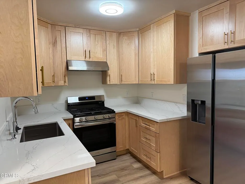 3 bed, 1.0 bath, 900 sqft, $3,000 — Photo 3