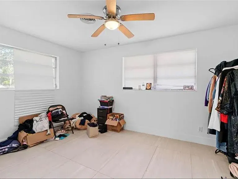 5911 SW 36th Ter — Photo 9