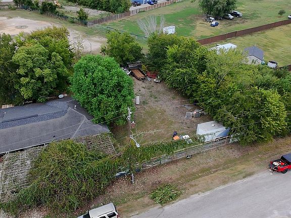 4th image of 303 Sachnik Dr