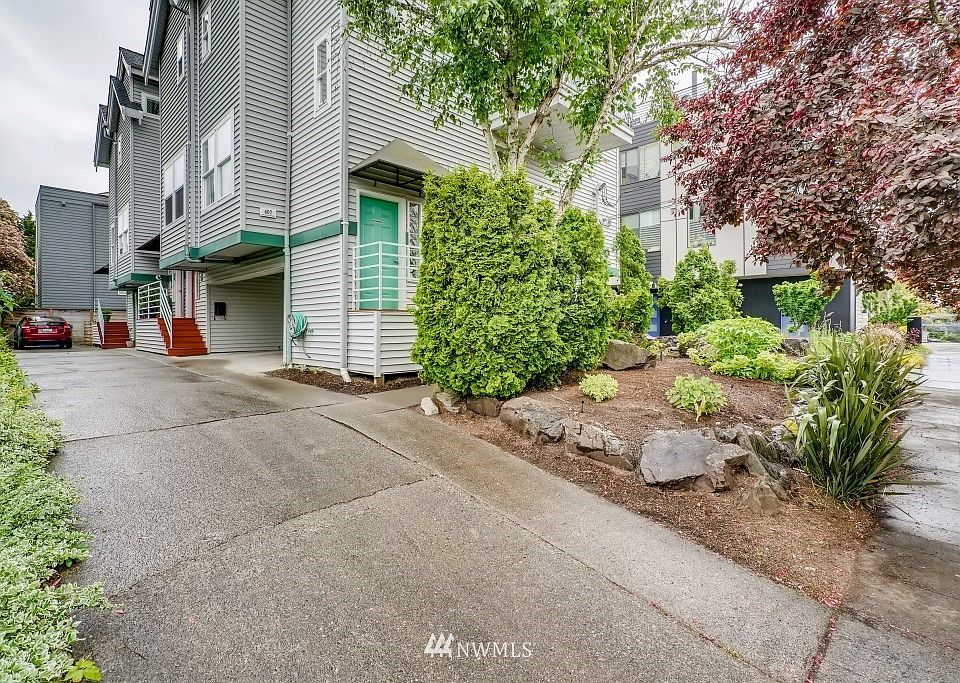 This unit in the Woodland Park Townhomes provides easy access to all Phinney Ridge has to offer! Only a block from the zoo. Transit and easy highway access nearby. 