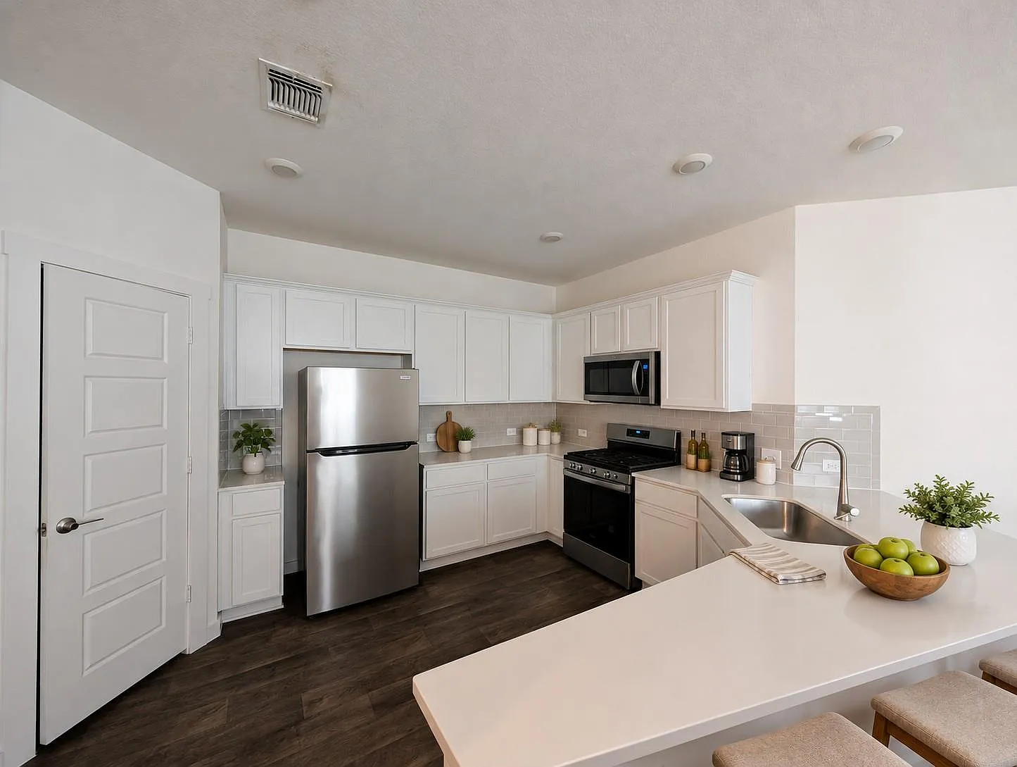4 bed, 2.0 bath, 1863 sqft, $2,200 — Photo 1