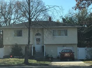 2 Santam Ct, Bay Shore, NY 11706