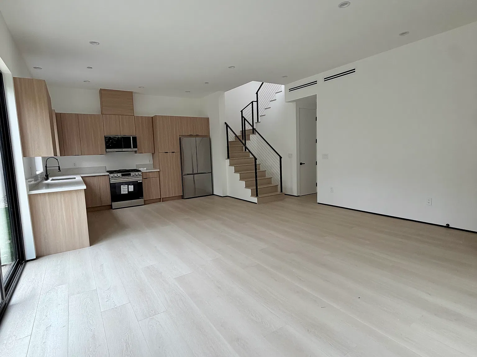 3 bed, $5,250 — Photo 3