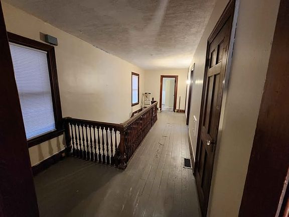 3rd image of 809 Walnut St #2