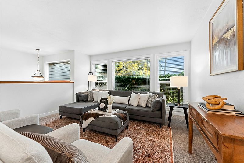 4th image of 10004 Beacon Avenue