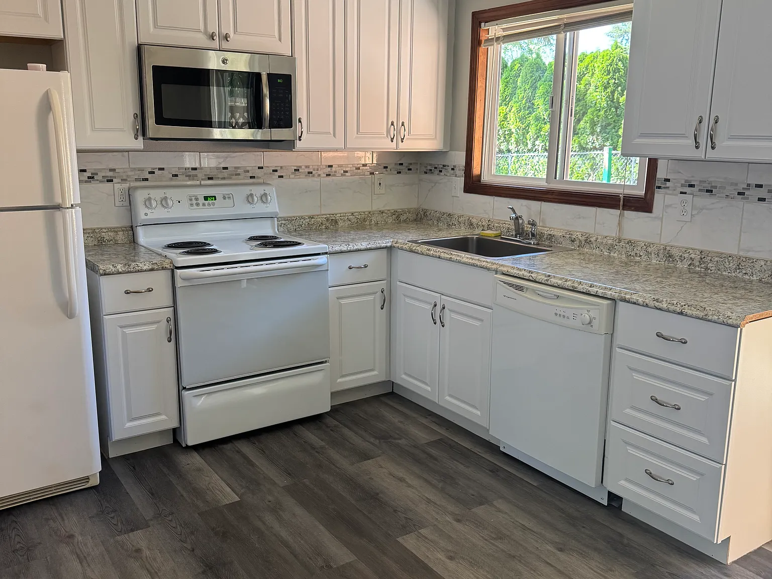 2 bed, 850 sqft, $1,700 — Photo 3