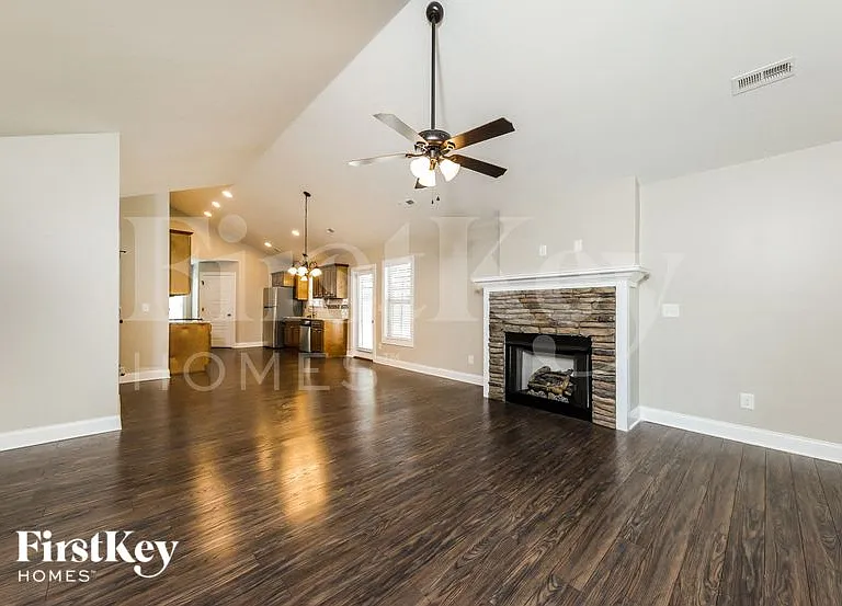 621 Dobson St — Photo 2