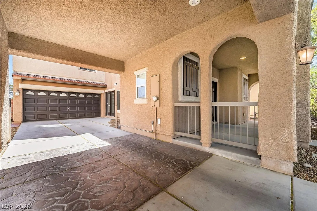 3 bed, 2.5 bath, 2412 sqft, $3,000 — Photo 2